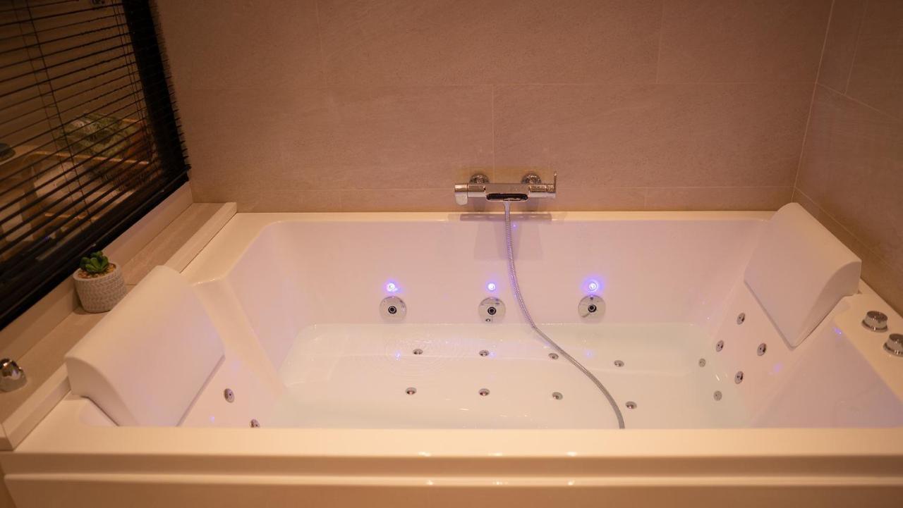 Suite De Luxe Jacuzzi Balneo,King Size Bed Collobrières Εξωτερικό φωτογραφία
